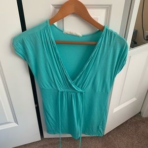 EUC Old Navy V neck tie back top